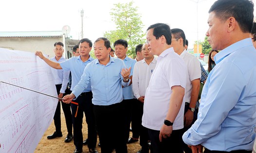 Chủ tịch UBND tỉnh Nghệ An Nguyễn Đức Trung kiểm tra tiến độ dự án đường ven biển Nghi Sơn - Cửa Lò. Ảnh: Kim Oanh