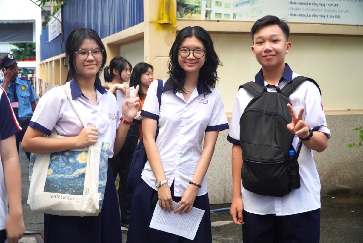 Còn Minh Anh - ở giữa, học sinh Trường THCS Huỳnh Khương Ninh (Quận 1, TPHCM) tỏ ra  khá thoải mái. Minh Anh cho biết, cuộc thì này chỉ để trải nghiệm, thử sức. “Mục tiêu của em là Trường THPT chuyên Trần Đại Nghĩa“, Minh Anh chia sẻ.
