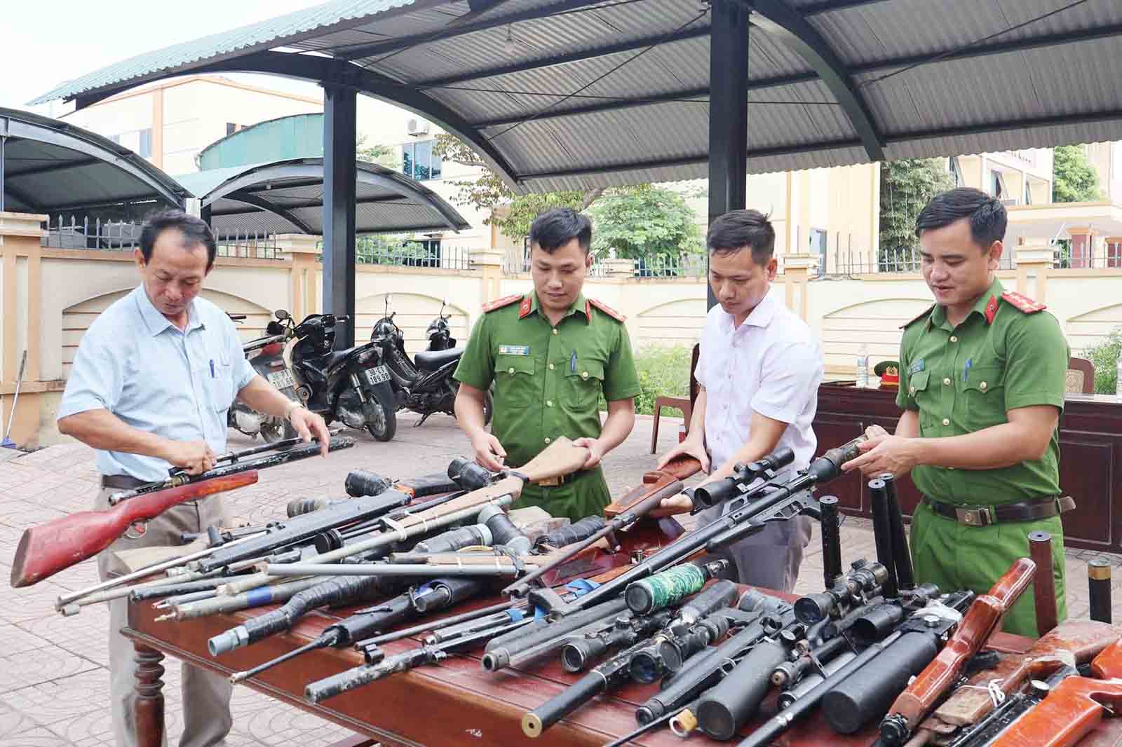 Công an huyện Can Lộc tiến hành tiêu hủy số vũ khí này. Ảnh: Công an Hà Tĩnh. 