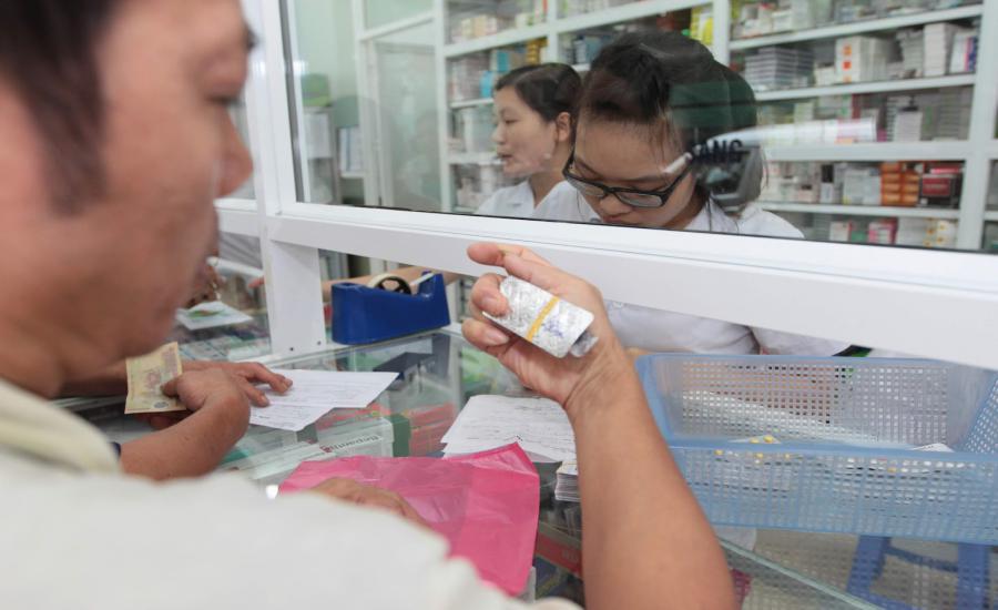 Người bệnh chờ lấy thuốc bảo hiểm tại một bệnh viện ở quận Đống Đa, Hà Nội. Ảnh: Hải Nguyễn