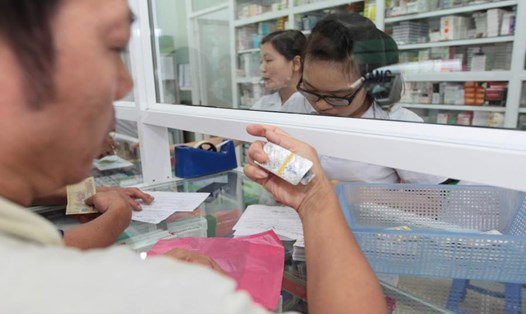 Người bệnh chờ lấy thuốc bảo hiểm tại một bệnh viện ở quận Đống Đa, Hà Nội. Ảnh: Hải Nguyễn