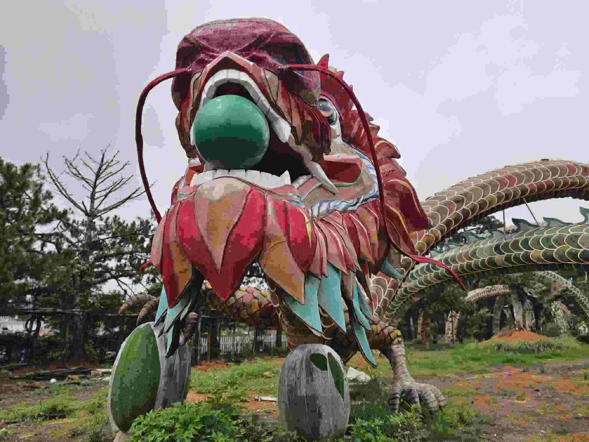 Theo quyết định xử phạt, doanh nghiệp đã lắp dựng công trình, mô hình con rồng - là cặp linh vật rồng của đường hoa Nguyễn Huệ, TP Hồ Chí Minh trong dịp Tết Nguyên đán Giáp Thìn 2024. 