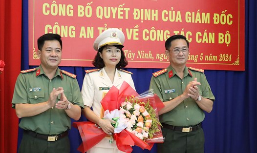 Trung tá Nguyễn Thị Ngọc Yến nhận quyết định bổ nhiệm. Ảnh: VGP