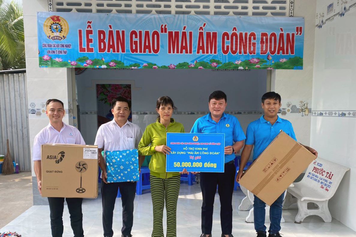 Đại diện các đơn vị tặng quà tân gia cho gia đình chị Lê Thị Lài. Ảnh: Thanh Nhàn