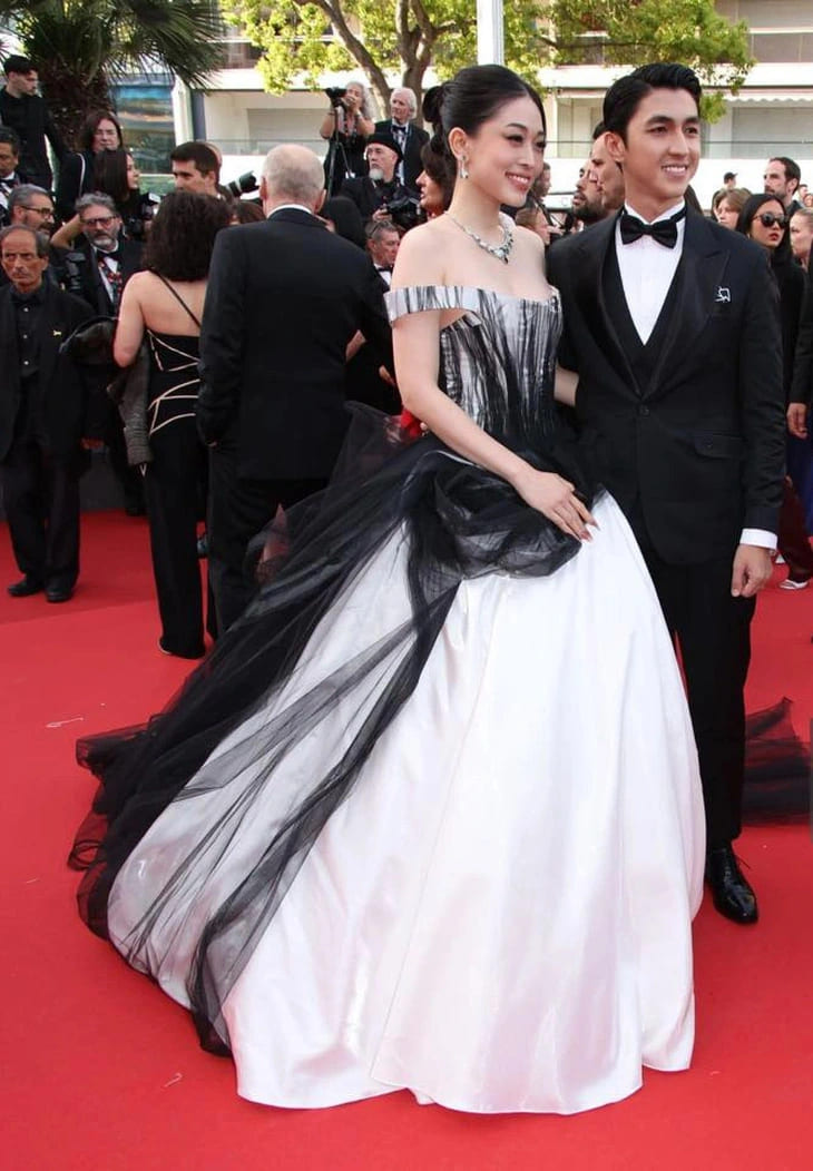 Cặp đôi Phương Nga - Bình An sánh đôi trên thảm đỏ LHP Cannes. Ảnh: X