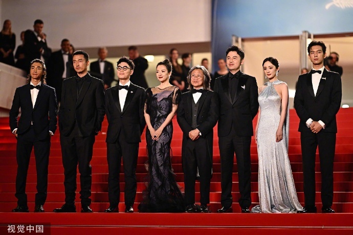 Đoàn phim “Tương viên lộng” trên thảm đỏ LHP Cannes. Ảnh: Weibo