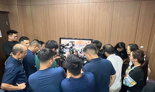 Phóng viên tác nghiệp, ghi âm, ghi hình qua tivi một phiên tòa tại TAND TP Hà Nội. Ảnh: Việt Dũng
