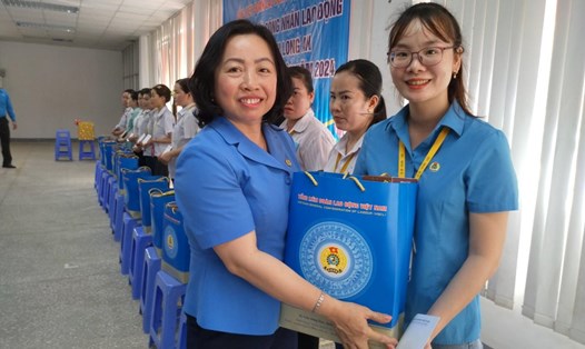 Phó Chủ tịch Tổng LĐLĐ Việt Nam - bà Thái Thu Xương trao quà cho CNLĐ Công ty TNHH Giày Fuluh. Ảnh: Kỳ Quan