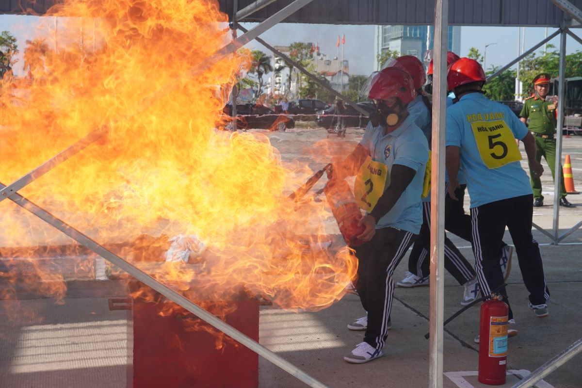 Các vận động viên thực hành dập lửa bằng bình chữa cháy. Ảnh: Văn Trực