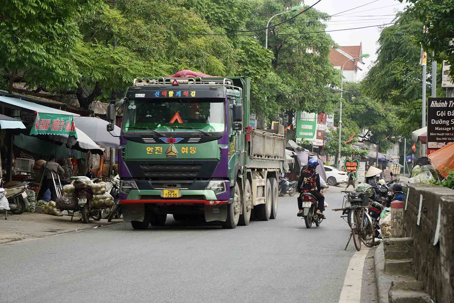Xe tải, container rầm rập chạy là cảnh tượng thường xuyên diễn ra trên quốc lộ 21B đoạn qua huyện Ứng Hòa. Ảnh: Hữu Chánh
