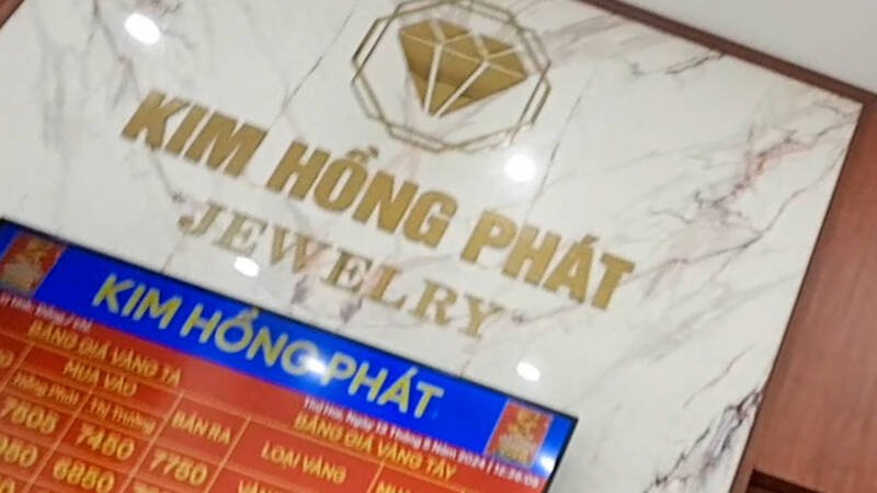Cửa hàng vàng Kim Hồng Phát trên phố Trần Nhân Tông. Ảnh: Nhóm PV.