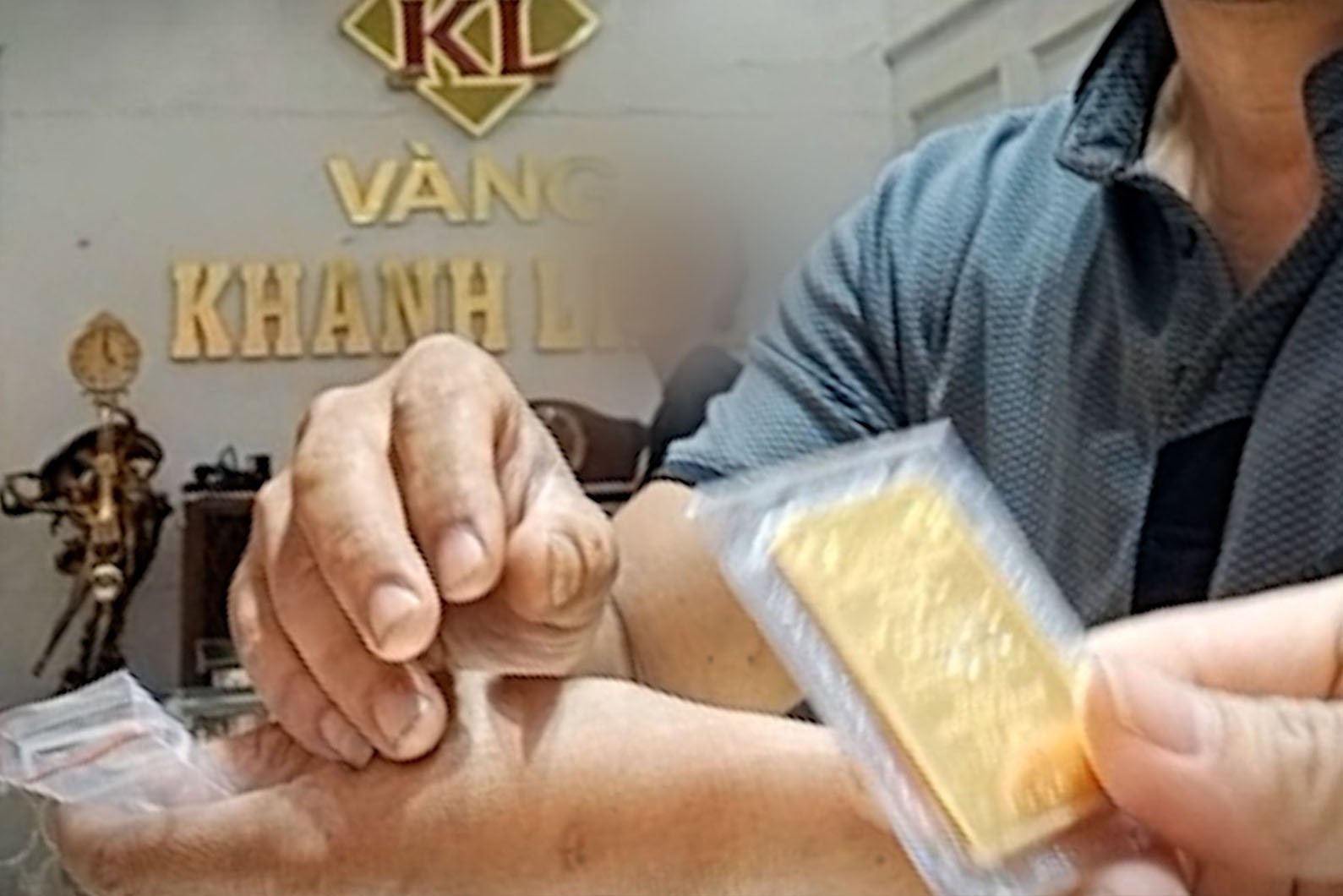 Hình ảnh giao dịch vàng miếng giữa tiệm vàng Khánh Linh và chủ cửa hàng kim hoàn tại phố Hàng Bạc được PV ghi nhận. Ảnh: Nhóm PV. 