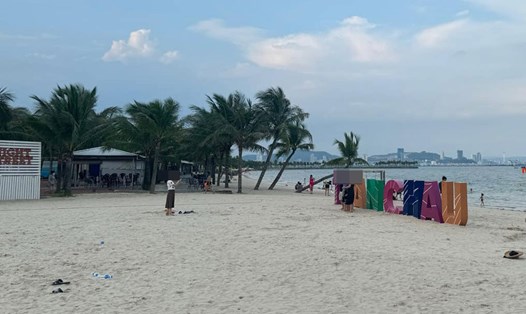 Bãi biển Tuần Châu, nơi thu phí 30.000 đồng/ người. Ảnh: Người dân cung cấp 