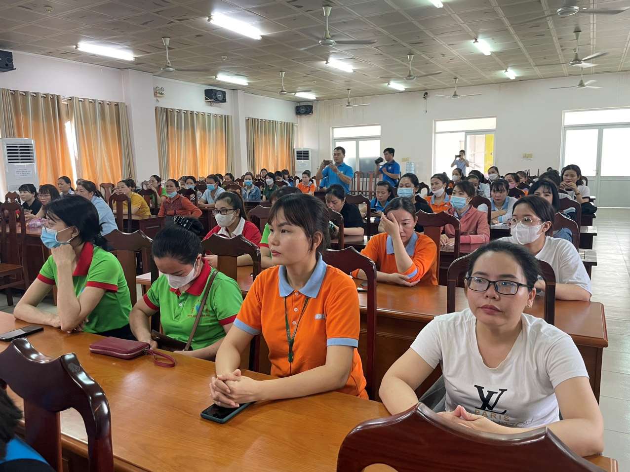 300 nữ công nhân ở Bình Dương được khám bệnh, tầm soát ung thư miễn phí. Ảnh: Đình Trọng