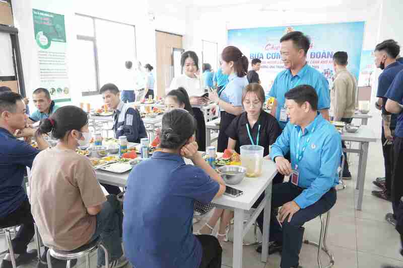 Lãnh đạo LĐLĐ tỉnh Thái Nguyên cùng tham gia “Bữa cơm Công đoàn” tại Công ty TNHH công nghệ tấm lát sàn AUSDA. Ảnh: Đặng Khang