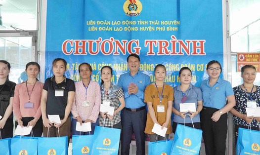 Lãnh đạo LĐLĐ tỉnh Thái Nguyên thăm, tặng quà đoàn viên, người lao động tại Công ty cổ phần thời trang xuất khẩu Hà Sơn. Ảnh: Ninh Nguyễn