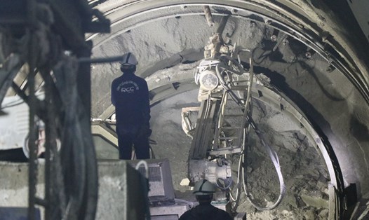 Hơn 100 công nhân cùng các thiết bị máy móc vẫn đang ngày đêm thi công khắc phục sự cố sạt lở hầm đường sắt qua Phú Yên. Ảnh: Hoài Luân