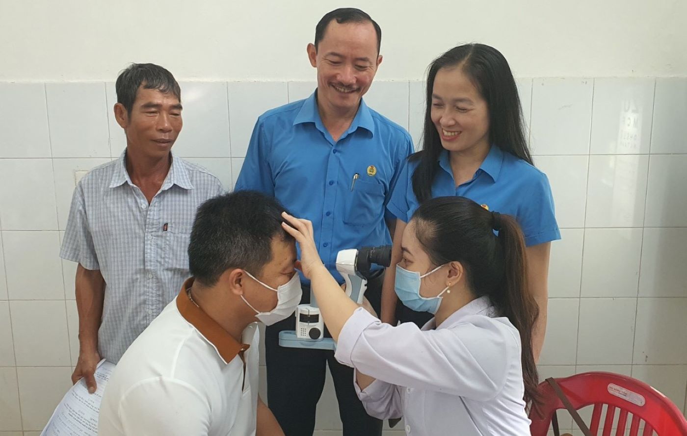 Khám sức khỏe cho người lao động. Ảnh: H.Tuân.