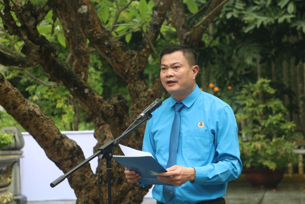 Ông Nguyễn Đình Thắng - Chủ tịch Công đoàn Các khu công nghiệp và chế xuất Hà Nội báo cáo với Bác về phong trào thi đua trong công nhân viên chức lao động. Ảnh: KCN
