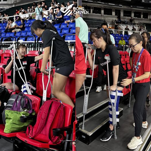 Hai vận động viên Singapore dính chấn thương ở trận gặp tuyển bóng chuyền nữ Việt Nam. Ảnh: Bóng chuyền Việt Nam