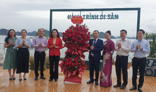 Lãnh đạo UBND tỉnh Quảng Ninh và các sở, ban, ngành tỉnh Quảng Ninh tại buổi lễ. Ảnh: Nguyễn Hùng