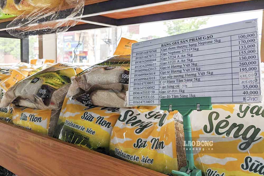 Giá các loại gạo được niêm yết tại Siêu thị Tâm Đỏ (TP Điện Biên Phủ) sáng 25.5. Ảnh: Quang Đạt