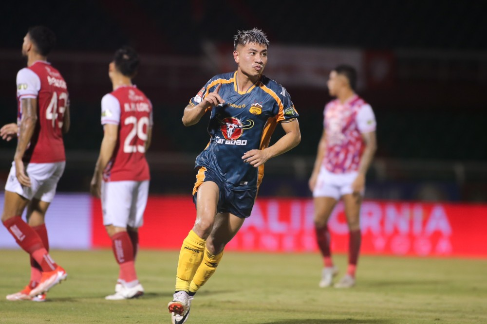 Đinh Thanh Bình gỡ hòa 1-1 cho LPBank Hoàng Anh Gia Lai. Ảnh: Thanh Vũ