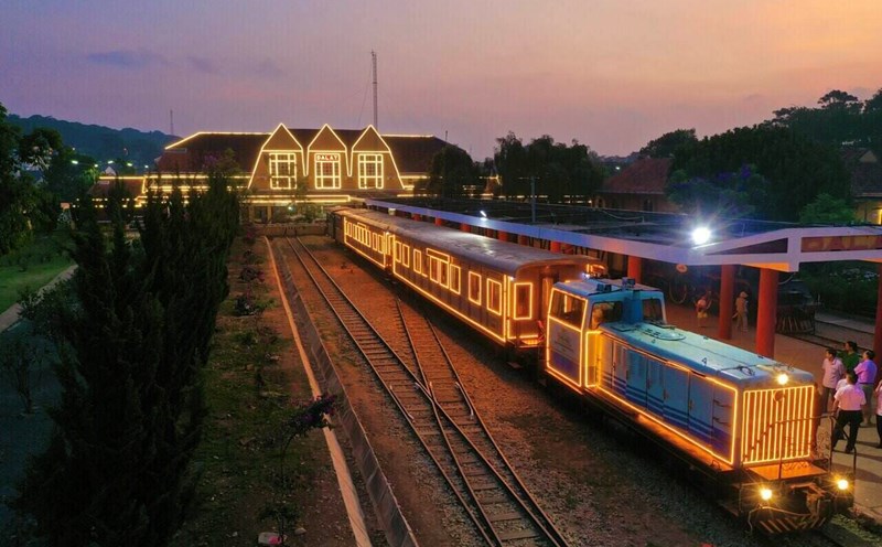 Ngành đường sắt áp dụng chính sách vé đồng giá 50.000 đồng với một số tàu cổ Đà Lạt dịp Tuần lễ Vàng du lịch Lâm Đồng. Ảnh: Mai Hương