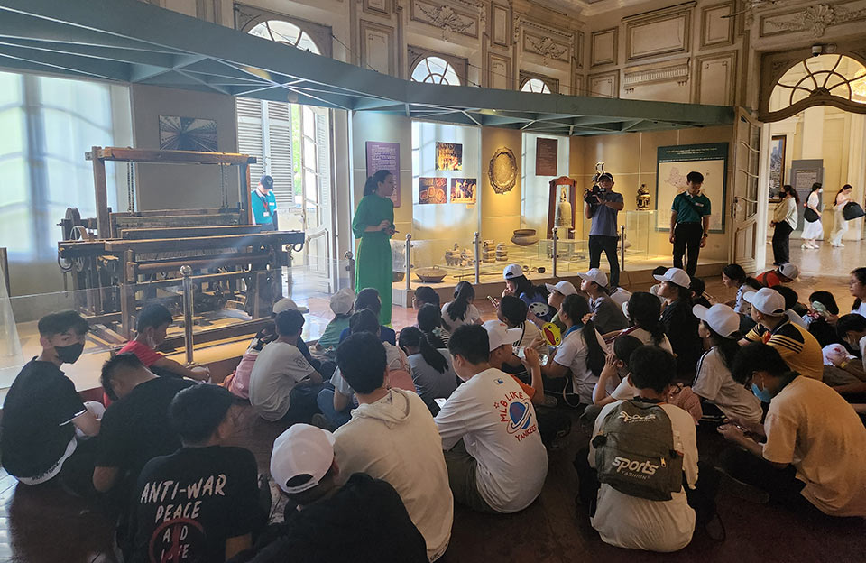 Các em nhỏ tham quan, tìm hiểu lịch sử trong hành trình thăm các các điểm đến văn hoá – lịch sử của TPHCM ngày 25.5. Ảnh: Daisy Tran