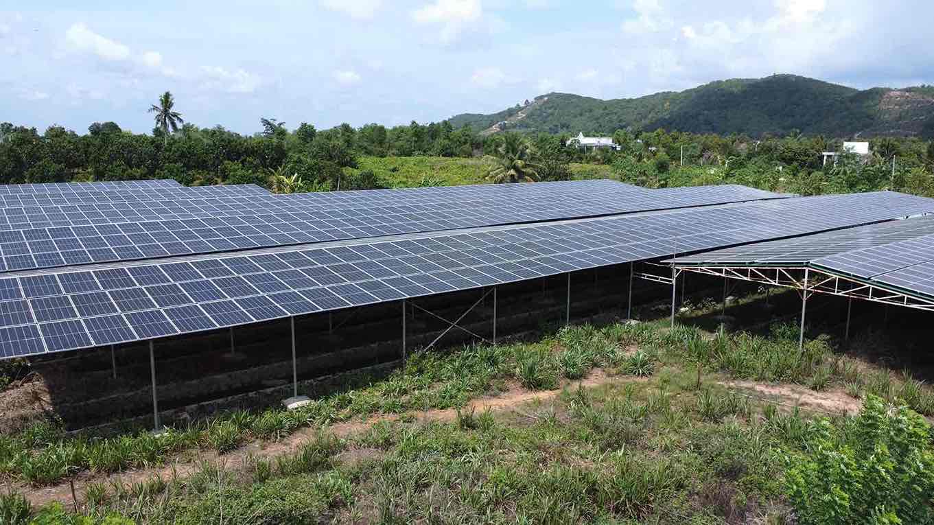 Cận cảnh các tấm pin năng lượng mặt trời tại ấp 2, xã Tà Lài, huyện Định Quán. Ảnh: HAC