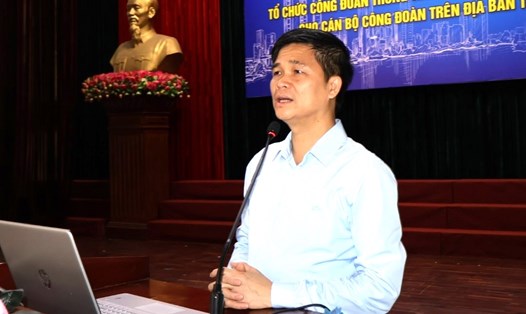Phó Chủ tịch Tổng LĐLĐ Việt Nam Ngọ Duy Hiểu thông tin 2 chuyên đề tới cán bộ công đoàn. Ảnh: Diệu Thúy