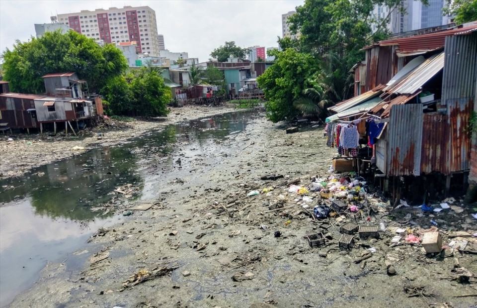 Tuyến rạch Xuyên Tâm khu vực quận Bình Thạnh bị ô nhiễm rác thải.  Ảnh: Minh Quân