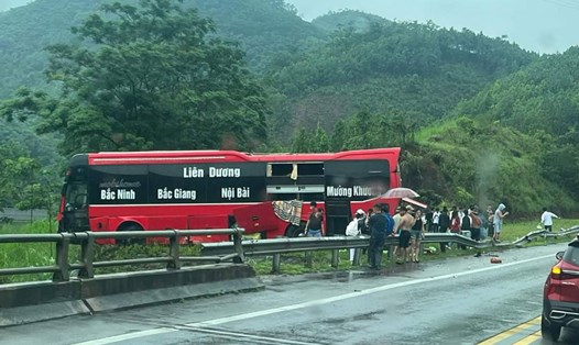 Hiện trường vụ tai nạn trên cao tốc Nội Bài - Lào Cai. Ảnh: Người dân cung cấp