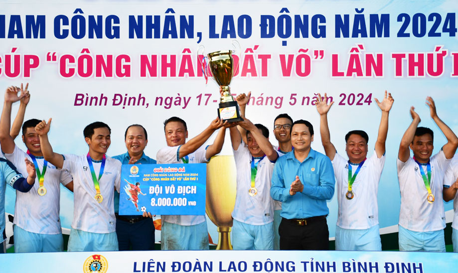 Chủ tịch LĐLĐ Bình Định Hà Duy Trung và Phó Chủ tịch Lê Từ Bình trao cúp vô địch và phần thưởng cho Đội CĐCS FKV. Ảnh: Xuân Nhàn. 