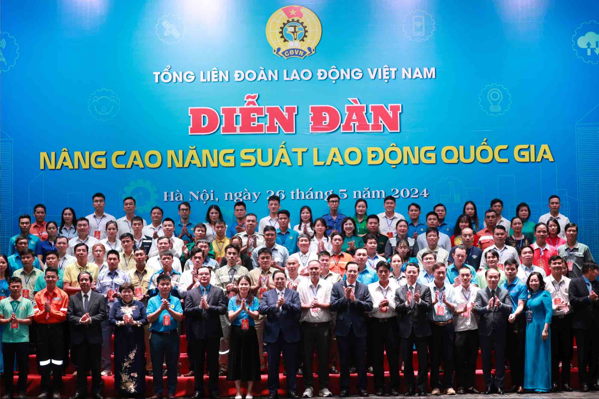 Thủ tướng Chính phủ tặng quà và chụp ảnh lưu niệm cùng 95 đoàn viên, người lao động tiêu biểu trong cả nước có năng suất lao động cao, có nhiều sáng kiến, thành tích trong lao động sản xuất. Ảnh: Hải Nguyễn