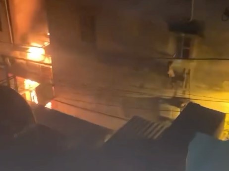 Thanh niên dùng búa đập tường cứu người trong vụ cháy tại Trung Kính. Ảnh chụp màn hình