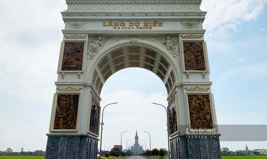 Cổng làng Du Hiếu (xã Giao Thịnh, Giao Thủy, tỉnh Nam Định). Ảnh: Lương Hà