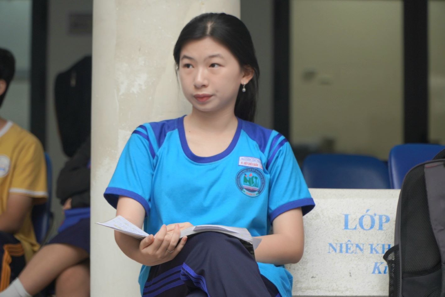 Thí sinh tranh thủ xem lại bài trước khi vào phòng thi. Ảnh: Chân Phúc