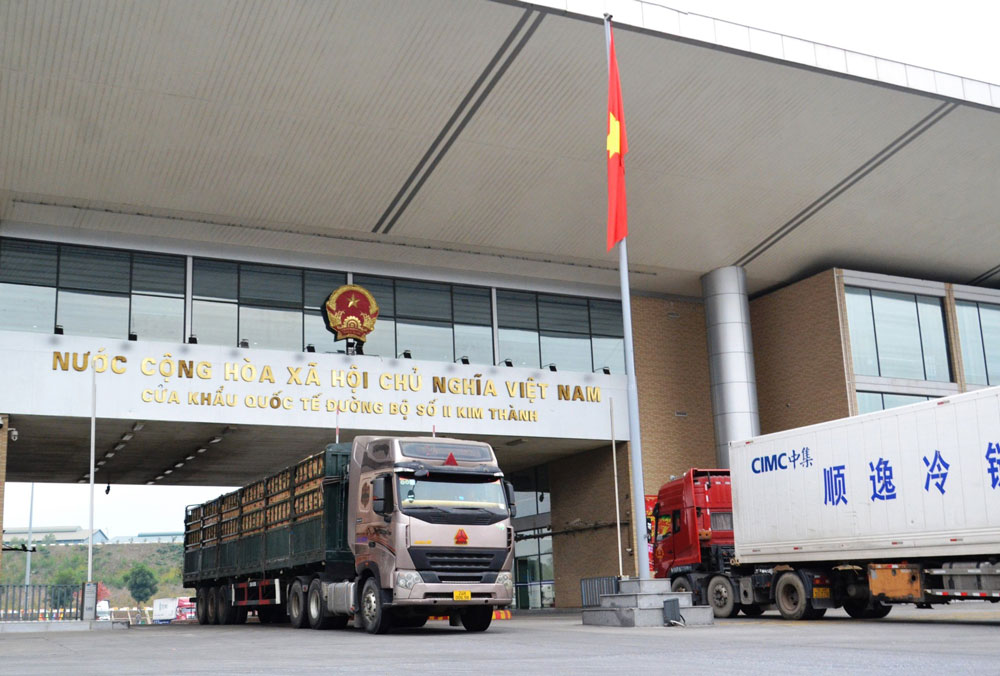 Hiện nay, mỗi ngày có hàng trăm xe chở hàng xuất khẩu sang Trung Quốc qua Cửa khẩu Kim Thành. Ảnh: Bảo Nguyên