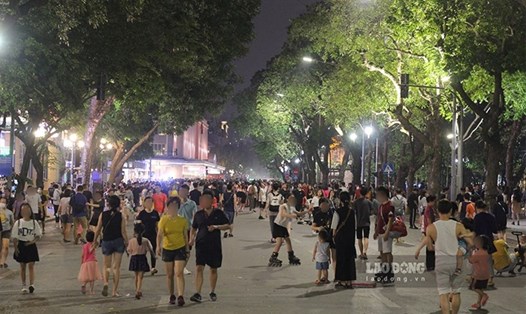 Phố đi bộ hồ Hoàn Kiếm về đêm thu hút đông đảo người dân và du khách. Ảnh: Ái Vân