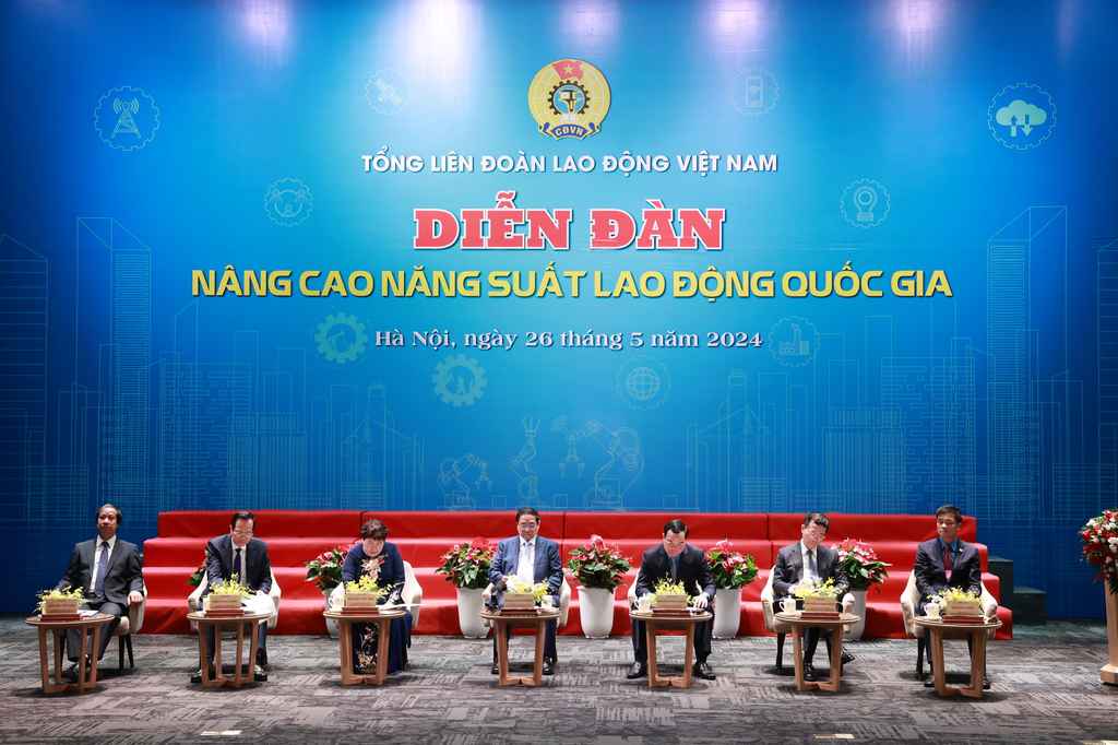 Thủ tướng Chính phủ Phạm Minh Chính cùng các đại biểu điều hành Diễn đàn. 