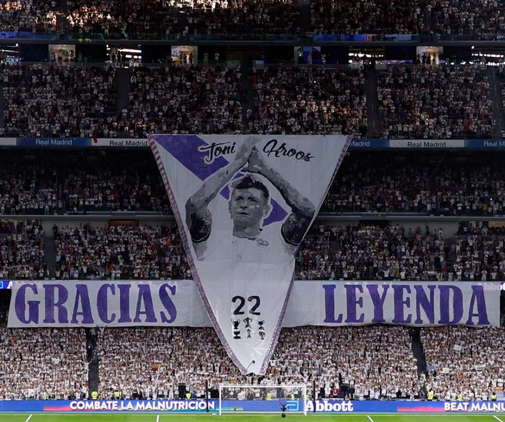Tấm biểu ngữ khổng lồ tri ân Kroos được dựng lên trên khán đài sân Bernabeu. Ảnh: Real Madrid. 