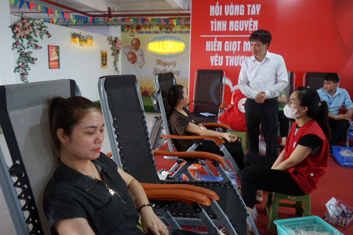 Ông Nguyễn Minh Cảnh - Phó Chủ tịch LĐLĐ tỉnh Thanh Hóa thăm hỏi công nhân lao động tham gia hiến máu. Ảnh: Quách Du
