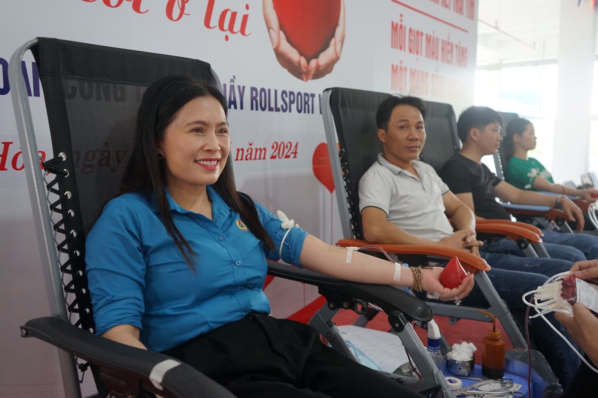 Đại diện lãnh đạo LĐLĐ tỉnh Thanh Hóa tham gia hiến máu nhân đạo cùng công nhân lao động. Ảnh: Quách Du 