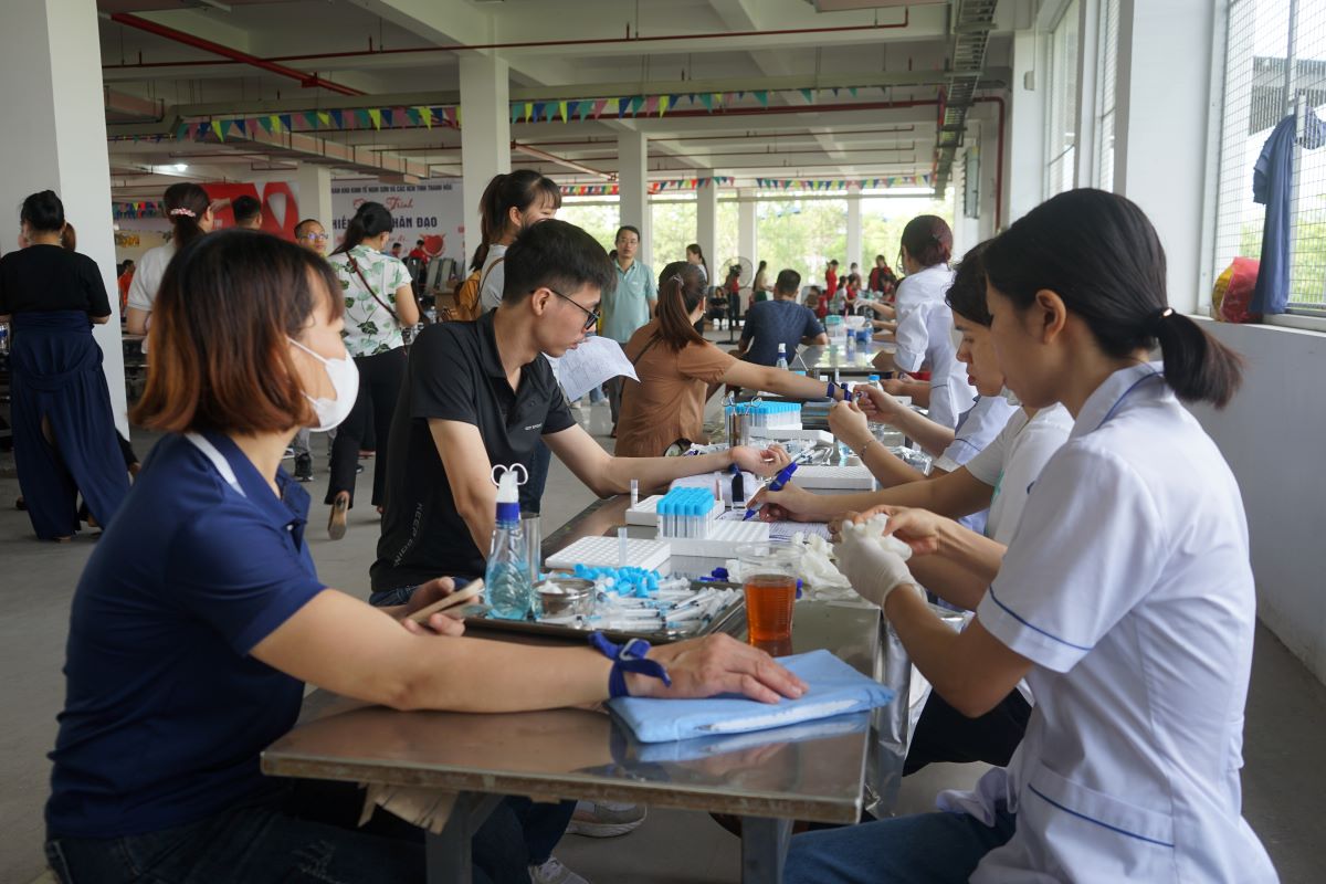 Hàng trăm công nhân lao động đăng ký tham gia hiến máu. Ảnh: Quách Du