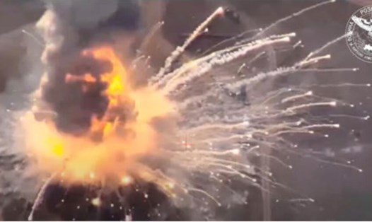 Khoảnh khắc S-400 phát nổ ở Crimea. Ảnh: Tổng cục Tình báo của Bộ Quốc phòng Ukraina