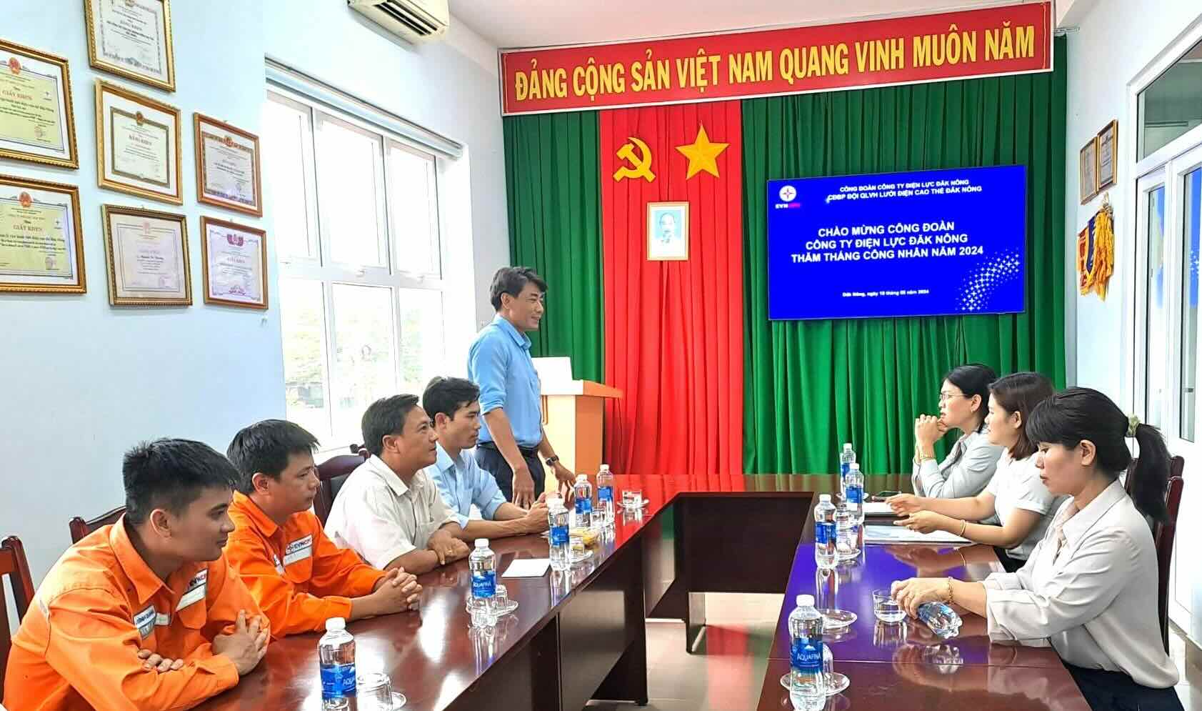 Công đoàn PC Đắk Nông gặp mặt người lao động tại Đội QLVHLĐ Cao thế Đắk Nông. ẢNH: PV