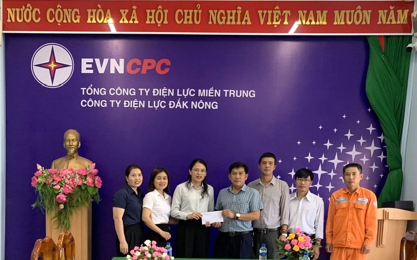Công đoàn PC Đắk Nông tặng quà Điện lựcTuy Đức và các đơn vị trực thuộc. ẢNH: PV