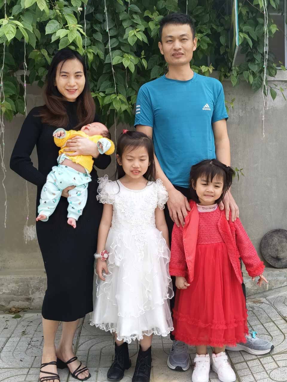 Gia đình anh chị Nguyễn Đình Thân và Bùi Thị Thùy Dung (Thị trấn Đức Thọ). Ảnh: Lê Văn Vỵ