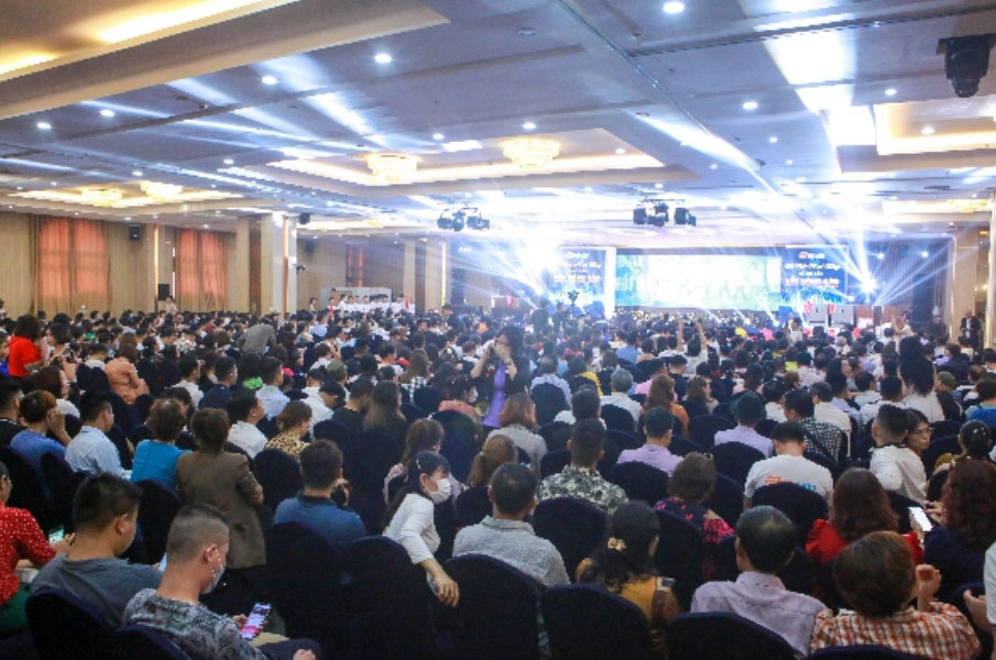 Hàng trăm nhà đầu tư trong một sự kiện do Bankland tổ chức. Ảnh: Chụp màn hình